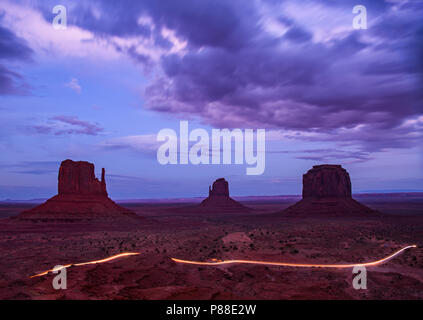 Monument Valley est une région du Plateau du Colorado qui se caractérise par une grappe de vastes buttes de grès, le plus grand atteignant 1 000 ft (300 m) au-dessus de t Banque D'Images
