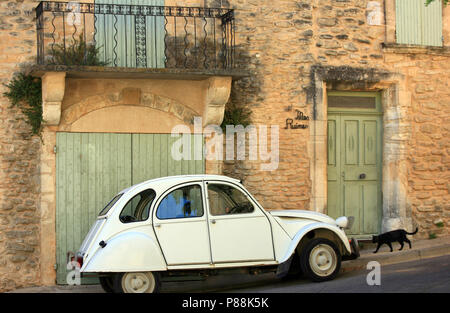 Vintage Citroen 2CV garée dehors maison traditionnelle en pierre, Luberon, Provence, France Banque D'Images