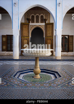 Marrakech, Maroc - CIRCA AVRIL 2017 : fontaine au Palais Bahia à Marrakech Banque D'Images
