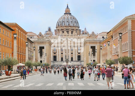 Rome, Italie - le 4 juin 2018 - Vue de la Basilique Saint Pierre au Vatican de la Via della Conciliazione street à Rome, Italie. Banque D'Images