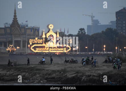 Rassembler le peuple cambodgien au crépuscule le long de la rive du Mékong, près du Palais Royal de Phnom Penh Banque D'Images