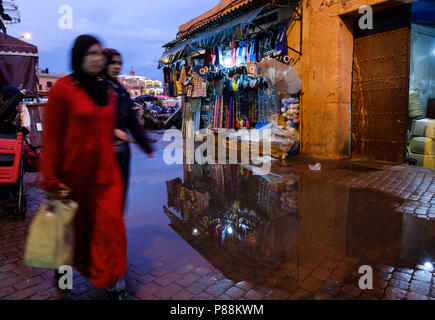 Marrakech, Maroc - CIRCA AVRIL 2017 : Femmes marchant près de la place Jemaa el Fnaa à Marrakech Banque D'Images