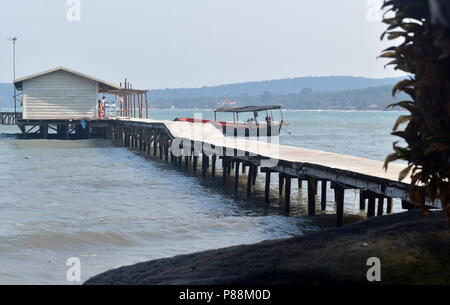 Ko Rong Samloem island pier pour les arrivées et départs de ferries et bateaux à mainland Cambodge Banque D'Images