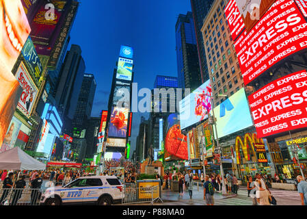 New York, USA- 06 septembre 2017 : Vue de nuit Times Square-central et de la place principale de New York. Rue, voitures, les gens et les touristes. Banque D'Images