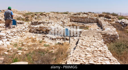 Un touriste examine les habitations en pierre dans l'ancienne ville cananéenne à Tel Arad en Israël Banque D'Images