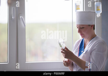 Biélorussie, Minsk, 24 avril 2018. L'Hôpital Central de Gomel.Une infirmière prépare les droppers médical. Banque D'Images