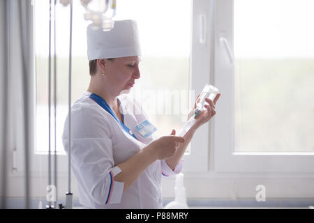 Biélorussie, Minsk, 24 avril 2018. L'Hôpital Central de Gomel.L'infirmière prépare une solution pour un compte-gouttes Banque D'Images