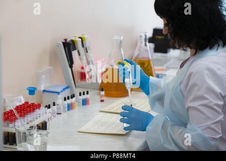 Biélorussie, Minsk, 24 avril 2018. La gare de transfusion sanguine.L'examen microbiologique du sang Banque D'Images