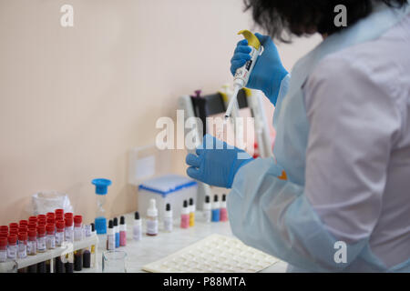 Biélorussie, Minsk, 24 avril 2018. La gare de transfusion sanguine.L'examen microbiologique du sang Banque D'Images