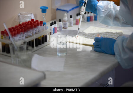 Biélorussie, Minsk, 24 avril 2018. La gare de transfusion sanguine.L'examen microbiologique du sang Banque D'Images