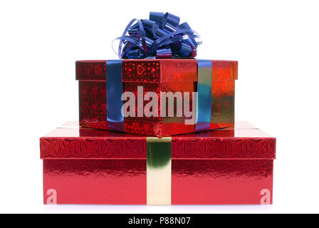 Petite pile de cadeaux rouge avec blue ribbon bow isolé sur fond blanc Banque D'Images