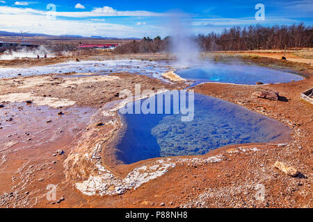 20 avril 2018 : Geysir, Islande - Hot springs la vapeur sur une belle journée de printemps. Banque D'Images