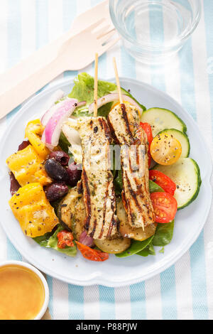 Halloumi méditerranéenne salade. Des grillades marinées, halloumi concombre, tomates cerises, poivrons verts, olives rôti au miel et à la moutarde Banque D'Images