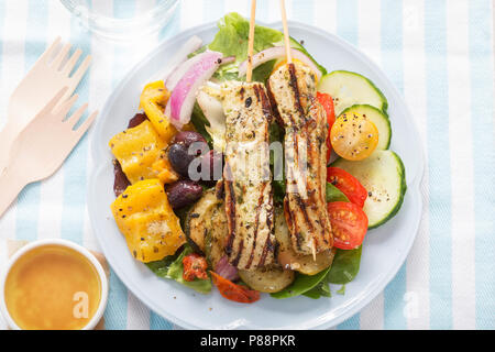 Halloumi méditerranéenne salade. Des grillades marinées, halloumi concombre, tomates cerises, poivrons verts, olives rôti au miel et à la moutarde Banque D'Images