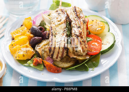 Halloumi méditerranéenne salade. Des grillades marinées, halloumi concombre, tomates cerises, poivrons verts, olives rôti au miel et à la moutarde Banque D'Images