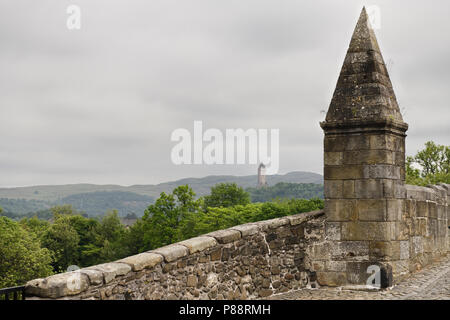 Monument national à Wallace spire de la couronne de l'ancien pont de Stirling Stirling Ecosse UK avec les nuages Banque D'Images