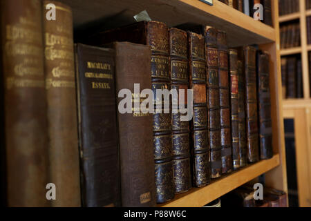 Vieux livres religieux, représenté à la bibliothèque de la cathédrale de Chichester, Chichester, West Sussex, UK. Banque D'Images