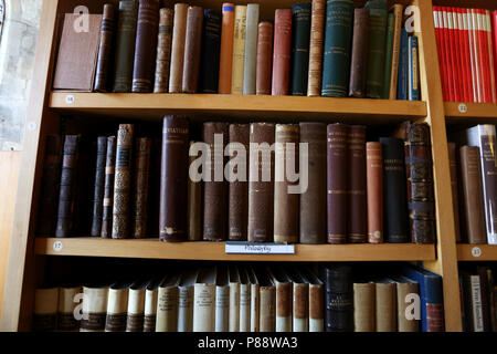 Vieux livres religieux, représenté à la bibliothèque de la cathédrale de Chichester, Chichester, West Sussex, UK. Banque D'Images