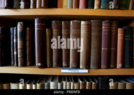 Vieux livres religieux, représenté à la bibliothèque de la cathédrale de Chichester, Chichester, West Sussex, UK. Banque D'Images