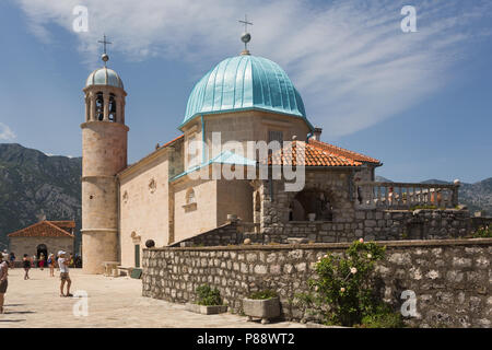 L'Église catholique de Notre Dame de la GOSPA OD ŠKRPJELA (roches) avec son dôme bleu construit sur une île artificielle dans la baie de Kotor, Perast, Monténégro Banque D'Images