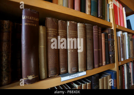 Vieux livres religieux, représenté à la bibliothèque de la cathédrale de Chichester, Chichester, West Sussex, UK. Banque D'Images