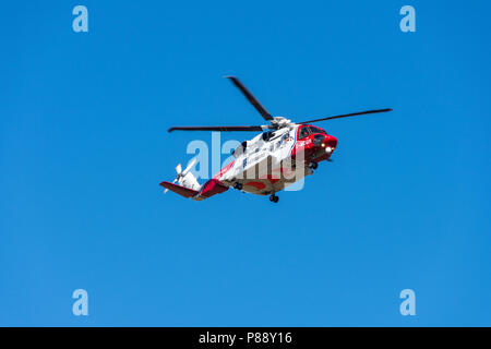 HM Coastguard hélicoptère Sikorsky S-92A, le numéro d'enregistrement G-MCGH. Près de Hyde dans le Peak District, Derbyshire, Angleterre, Royaume-Uni. Banque D'Images