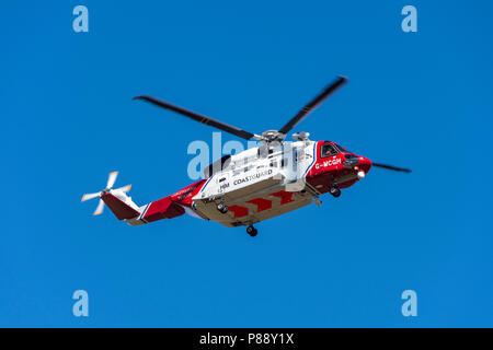 HM Coastguard hélicoptère Sikorsky S-92A, le numéro d'enregistrement G-MCGH. Près de Hyde dans le Peak District, Derbyshire, Angleterre, Royaume-Uni. Banque D'Images