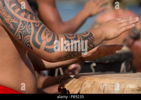 Tatouage sur le bras du batteur, Îles Marquises Banque D'Images