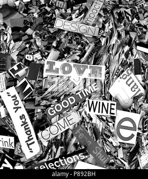 Les mots et les lettres au hasard dans magaazine solarized love come monochrome grâce à vin Banque D'Images