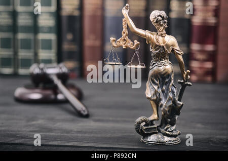 La loi et la justice, balance de la Justice, Justitia, Dame de la Justice, de la notion de bibliothèque, ouvrages de droit dans l'arrière-plan. Banque D'Images