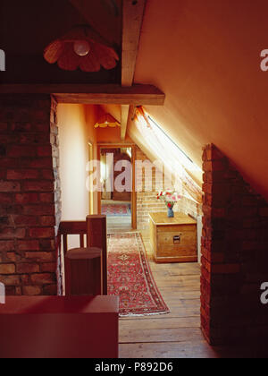 Coffre en bois et de tapis d'Orient dans le grenier hall avec parquet Banque D'Images