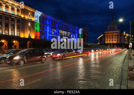 SOFIA, BULGARIE - le 8 mai 2018 : Création du Conseil des ministres à Sofia, Bulgarie. Projection Mapping 3D pour le jour de l'Europe. Vue de nuit avec traf Banque D'Images