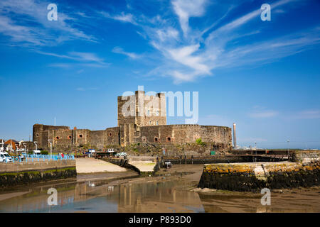 Royaume-uni, Irlande du Nord, Co Antrim, Carrickfergus, Norman Castle de l'autre côté du port à marée basse Banque D'Images