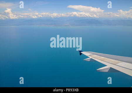 Une vue sur la mer Méditerranée et les nuages vus à travers la fenêtre d'un avion Airbus A320-200 Banque D'Images