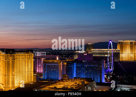 Portrait de la Strip, Las Vegas, Nevada, USA. Dans la nuit avec les bâtiments illuminés Banque D'Images