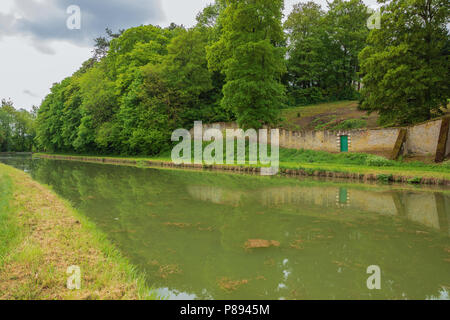 Le canal de Briare près de Montargis avec le mur de l'église locale Banque D'Images