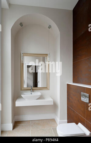 Salle de bains minimaliste avec un arc long Banque D'Images