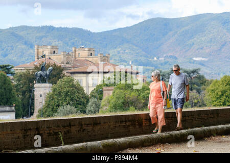 Les touristes à l'ancienne muraille de la ville de Lucca, Lucca, Toscane, Italie, Europe, Banque D'Images