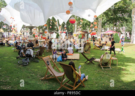 ZAGREB, CROATIE - Juillet 7th, 2018:ouverture du Festival dans le parc Zrinjevac Ville quand de nombreuses personnes avec des livres de lecture et des boissons en Zrinjevac Banque D'Images