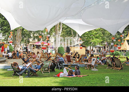 ZAGREB, CROATIE - Juillet 7th, 2018:ouverture du Festival dans le parc Zrinjevac Ville quand de nombreuses personnes avec des livres de lecture et des boissons en Zrinjevac Banque D'Images