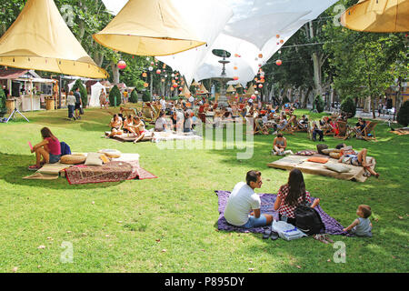 ZAGREB, CROATIE - Juillet 7th, 2018:ouverture du Festival dans le parc Zrinjevac Ville quand de nombreuses personnes avec des livres de lecture et des boissons en Zrinjevac Banque D'Images