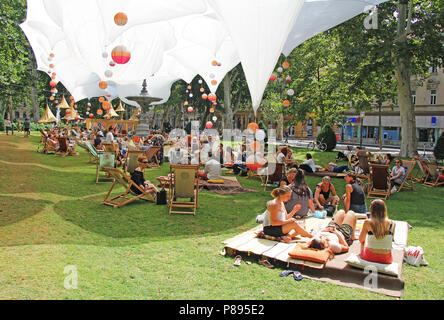 ZAGREB, CROATIE - Juillet 7th, 2018:ouverture du Festival dans le parc Zrinjevac Ville quand de nombreuses personnes avec des livres de lecture et des boissons en Zrinjevac Banque D'Images