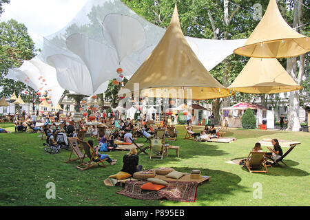 ZAGREB, CROATIE - Juillet 7th, 2018:ouverture du Festival dans le parc Zrinjevac Ville quand de nombreuses personnes avec des livres de lecture et des boissons en Zrinjevac Banque D'Images