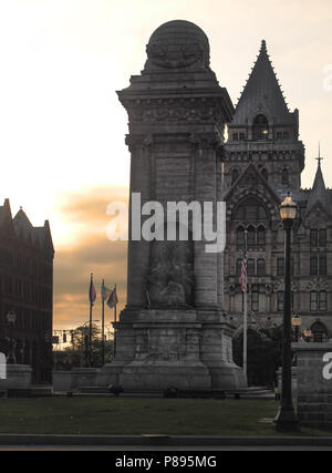 Syracuse, New York, USA. Le 29 juin 2018. Le soldat et le monument du marin à Clinton Square, au centre-ville de Syracuse, NY, avant le lever du soleil Banque D'Images