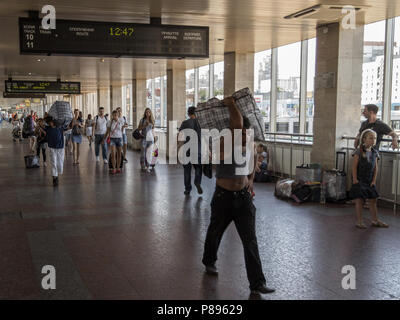 KIEV - Ukraine - le 10 août 2015 Livraison : les hommes de porter des colis, colis et bagages dans le hall des départs de la gare de Kiev, Pasazhyrs Banque D'Images