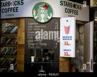 KIEV - Ukraine - le 10 août 2015 : de faux café Starbucks (Starbacks) dans un marché ukrainien en utilisant le café, la marque, le signe et l'emblème de l'Amer Banque D'Images