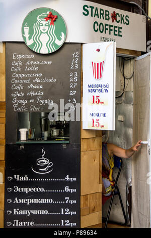 KIEV - Ukraine - le 10 août 2015 : de faux café Starbucks (Starbacks) dans un marché ukrainien en utilisant le café, la marque, le signe et l'emblème de l'Amer Banque D'Images