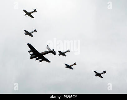 RAF 100 Fly pas Battle of Britain Memorial Flight Banque D'Images