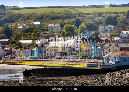 Royaume-uni, Irlande du Nord, Co Antrim, Whitehead, maisons peintes de couleurs vives de front de mer Port Davy dans Brume de chaleur Banque D'Images