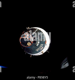 Gemini-7, vu de l'engin spatial Gemini-6 pendant leur mission de rendez-vous dans l'espace. Les deux engins sont d'environ 43 pieds de distance.12 15 1965 Banque D'Images